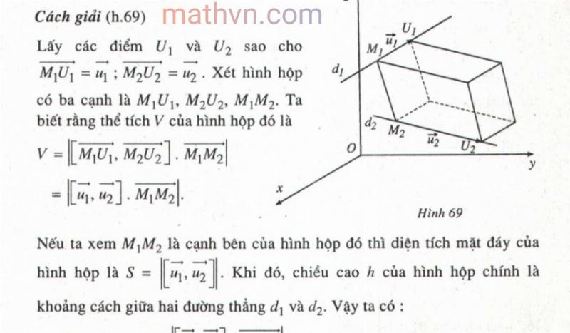 Biểu diễn công thức tính khoảng cách giữa hai đường thẳng chéo nhau bằng tích hỗn tạp vector, minh họa các vector liên quan.