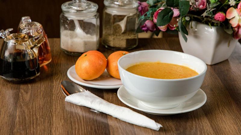 Các món ăn truyền thống trong thực đơn ở cữ cho mẹ sinh thường, như canh rau ngót, thịt rang gừng, cháo móng giò.