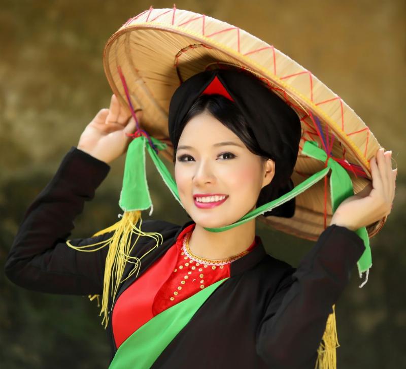 Nguoi hat Quan Ho trong trang phuc truyen thong