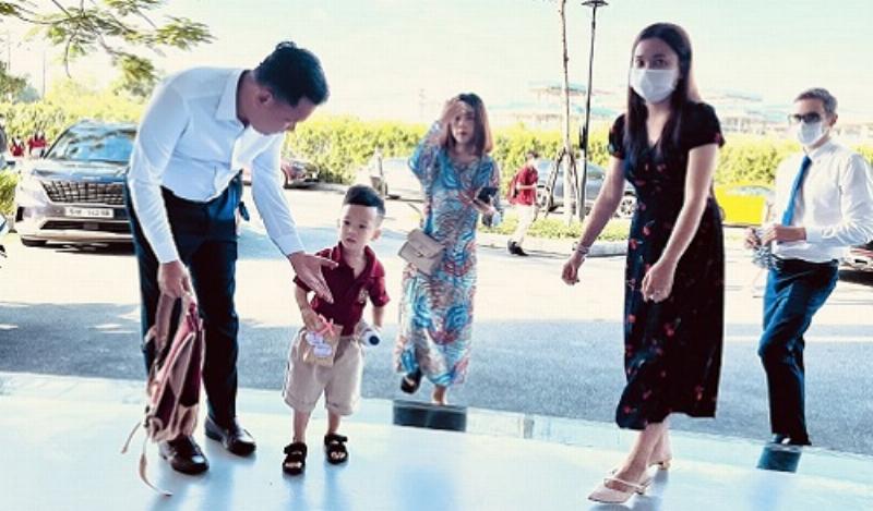 Trẻ em suy nghĩ giải quyết bài tập toán lớp 1 chương trình mới 