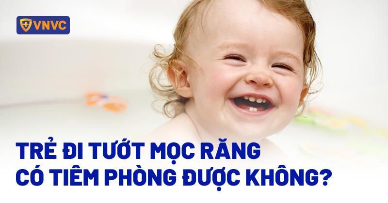 Em be dang ngu mot cach yen binh du dang trong giai doan moc rang khien be kho chiu