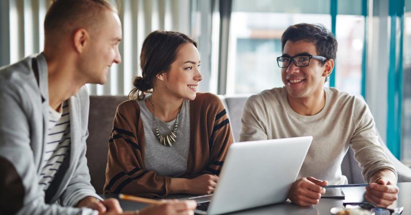 Hình ảnh minh họa mối liên hệ giữa biệt danh đáng yêu, giao tiếp và tư duy, có thể là hình ảnh bộ não kết nối với biểu tượng lời nói hoặc các hình khối trừu tượng thể hiện ý tưởng và cảm xúc