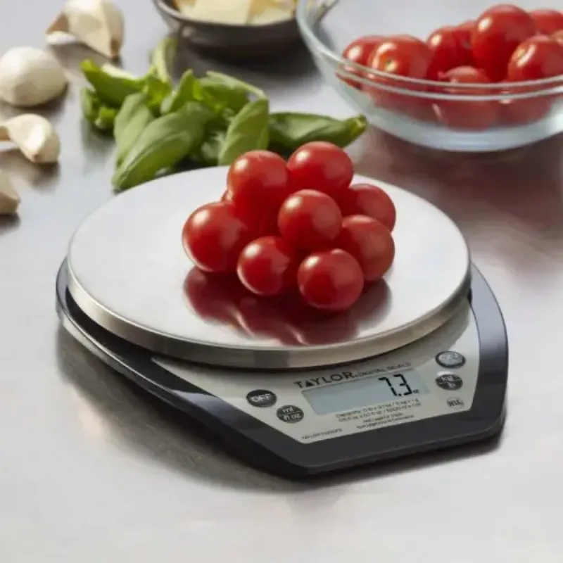 Cân nhà bếp kỹ thuật số hiển thị khối lượng nhỏ bằng gram hoặc miligam, thường dùng trong nấu ăn để đảm bảo công thức chính xác