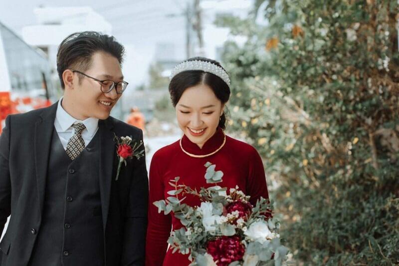 Hình ảnh một buổi lễ dạm ngõ truyền thống của Việt Nam, với mâm lễ vật và sự có mặt của hai bên gia đình.