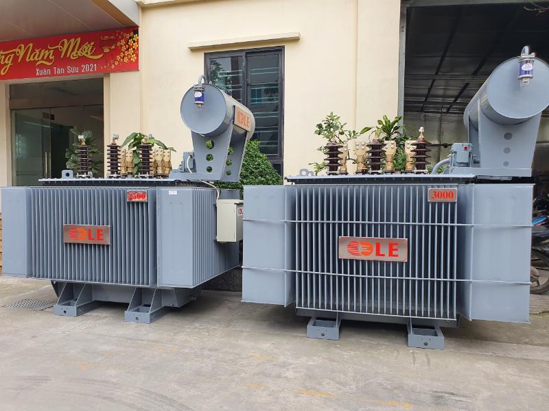 Hình ảnh tổng quan cấu tạo máy biến áp, minh họa các bộ phận chính như lõi thép, dây quấn, vỏ máy, sứ cách điện, bộ giãn nở