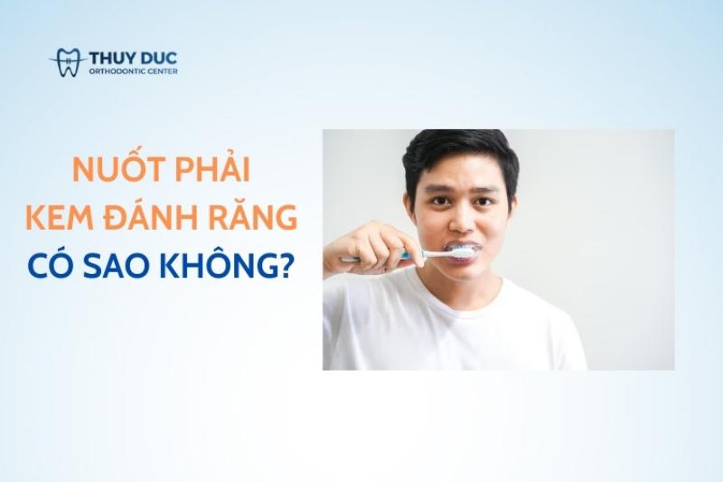 Mot nguoi lon dang nhe nhang danh rang cho be chi voi mot luong kem nho