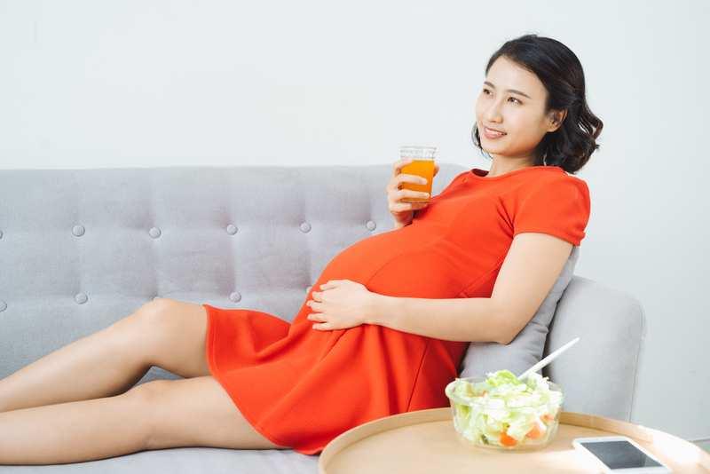 Hình ảnh một bữa ăn lành mạnh cho mẹ bầu 39 tuần với trái cây, rau xanh và protein.