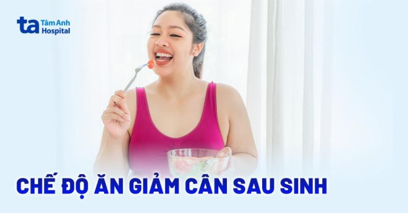 Một mâm cơm Việt Nam cân đối và đầy màu sắc cho mẹ sau sinh, bao gồm thịt kho, canh rau ngót, cá hấp, và bát cơm, minh họa chế độ ăn uống đa dạng và lành mạnh.