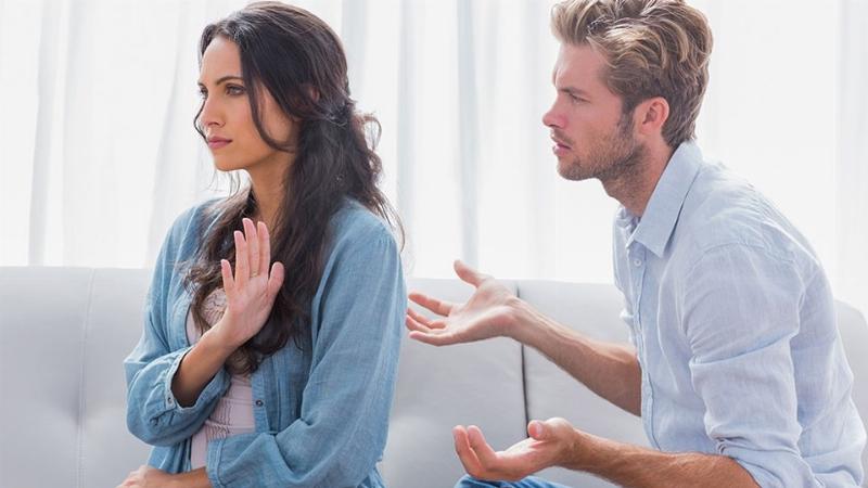 Một học sinh lớp 4 đang ngồi tại bàn, hít thở sâu và nhắm mắt lại trong vài giây trước khi bắt đầu làm bài kiểm tra. Khuôn mặt thể hiện sự tập trung và bình tĩnh. Xung quanh là sách vở và bút chì.