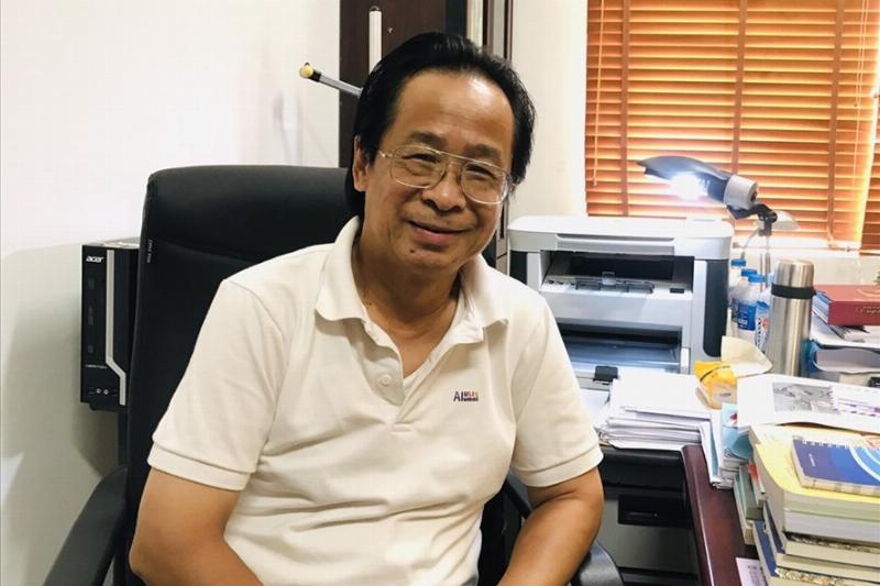 Hinh anh mot chuyen gia ngon ngu dang chia se thong tin, the hien su chuyen mon trong bai viet ve tu ban trong tieng anh