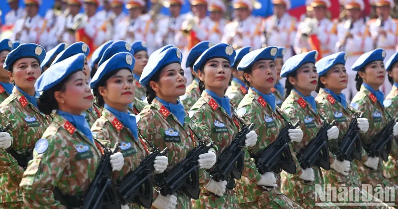 Hinh anh tuong trung cho suc manh va su hy sinh cua nhan dan lam nen Dat Nuoc