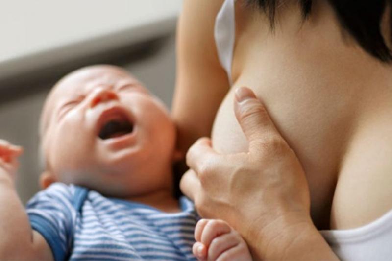 Hình minh họa người mẹ đang cho con bú, thể hiện sự kết nối và vai trò của việc cho bú trong việc chậm kinh sau sinh, liên quan đến dấu hiệu có thai khi chưa có kinh sau sinh.