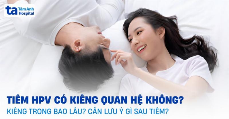 Hình minh họa người mẹ đang trao đổi với bác sĩ sản phụ khoa, nhấn mạnh tầm quan trọng của việc tư vấn y tế khi có dấu hiệu có thai khi chưa có kinh sau sinh.