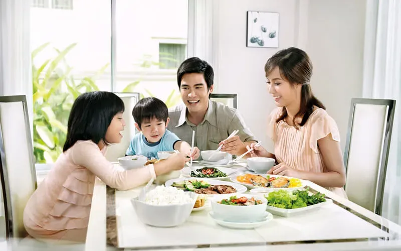 Gia đình Việt thể hiện sự thương yêu qua cử chỉ quan tâm chăm sóc lẫn nhau