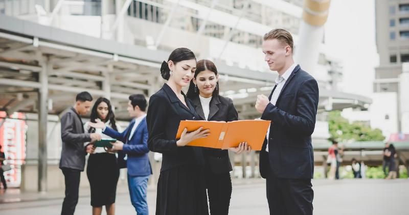 Gia trưởng tiếng Anh là gì: Hiểu rõ nét nghĩa văn hóa đặc thù để dịch chuẩn xác