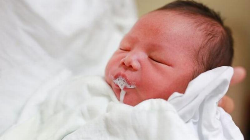 Hình ảnh cặn sữa bám vào thành và đáy bình sữa em bé sau khi sử dụng, minh họa nơi cặn thường xuất hiện.