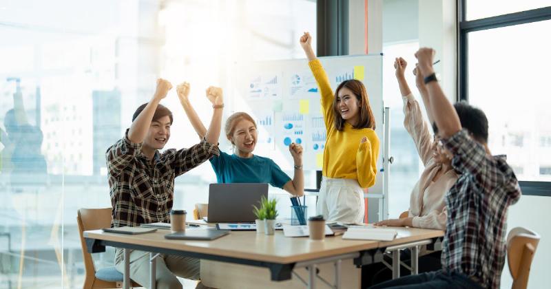 Học sinh làm việc nhóm sáng tạo và hợp tác trong môi trường học tập hiện đại với bảng tương tác