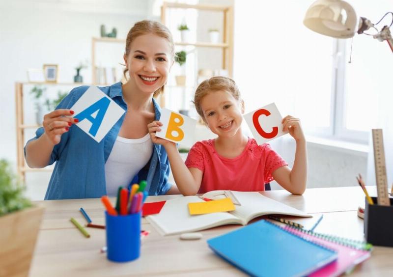 Ảnh minh họa một người trẻ đang hào hứng chơi trò chơi trí tuệ trên máy tính có liên quan đến từ vựng tiếng Anh.