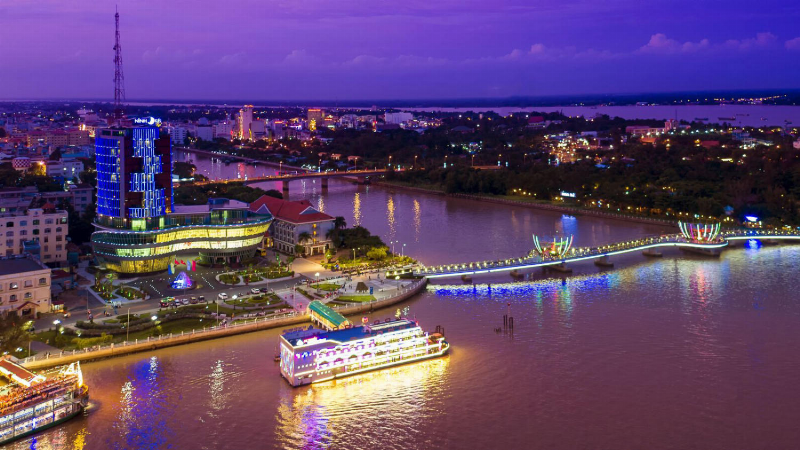 Khu vườn trường học yên bình nơi học sinh có thể học và thư giãn giữa thiên nhiên, có các loại cây được dán nhãn khoa học