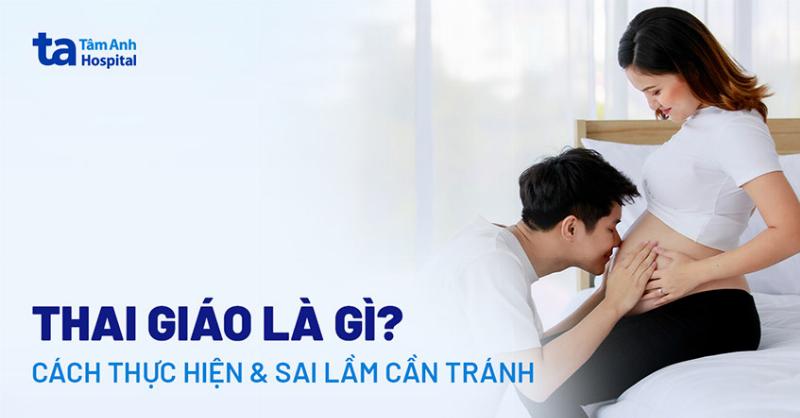 Minh họa người mẹ đang ngồi thiền hoặc thư giãn, tay đặt nhẹ lên bụng, thể hiện sự kết nối và lắng nghe cơ thể sau sinh để nhận biết các dấu hiệu có thai khi chưa có kinh.