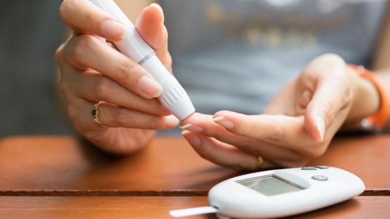 Sử dụng máy đo giúp mẹ kiểm soát chỉ số tiểu đường thai kỳ bình thường hàng ngày