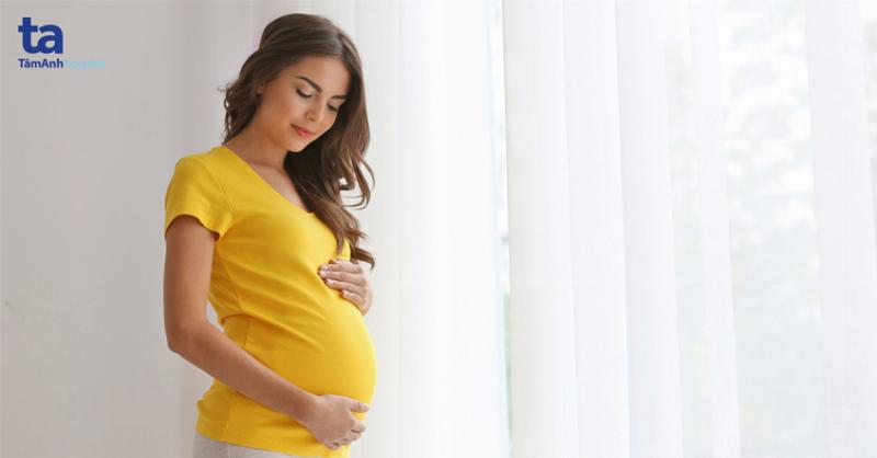 Mẹ bầu ở tuần thai thứ 39 đang đi bộ nhẹ nhàng trong công viên, giúp xương chậu mở và chuẩn bị chuyển dạ.
