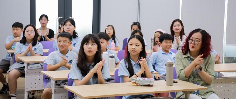 Một người mẹ đang tỏ vẻ căng thẳng khi giúp con trai lớp 3 làm bài tập tiếng Anh, thể hiện sai lầm là tạo áp lực học tiếng Anh lớp 3 cho con