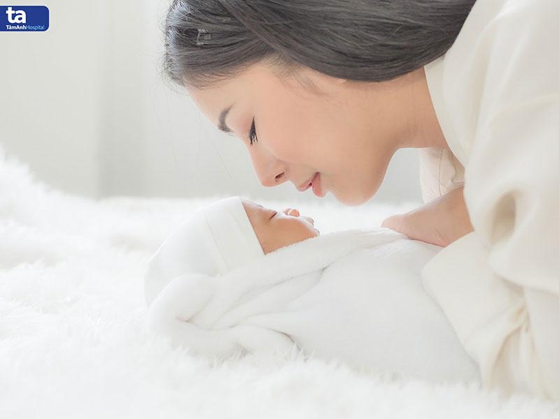 Người mẹ phục hồi sức khỏe sau khi trải qua băng huyết sau sinh.