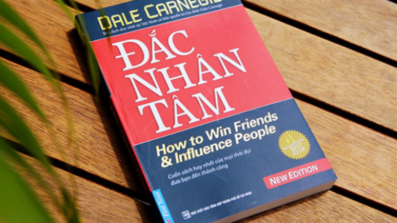 Một người đàn ông đang mỉm cười, giới thiệu bản thân một cách tự tin trong một bối cảnh giao tiếp cởi mở (có thể là networking event hoặc buổi gặp mặt bạn bè quốc tế). Thể hiện sự thoải mái khi sử dụng tên tiếng Anh.