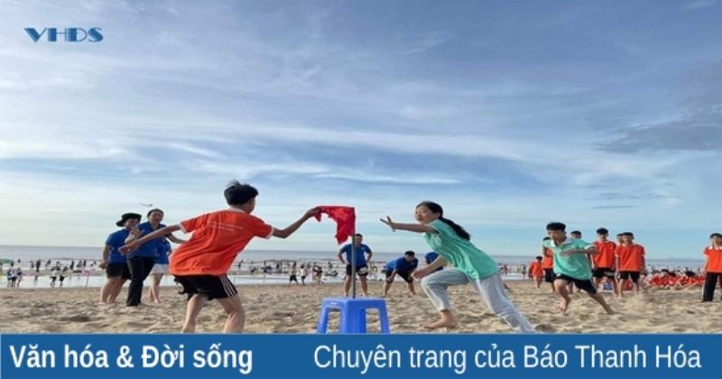 Trẻ em học kỹ năng sơ cứu cơ bản tại trại hè quân đội, trang bị kiến thức cần thiết cho cuộc sống.