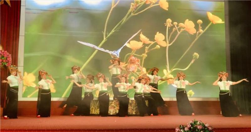 Vẽ biểu cảm khuôn mặt cô giáo, tập trung vào ánh mắt và nụ cười