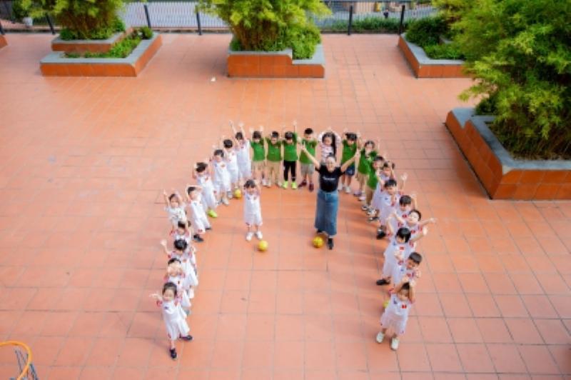 Bức vẽ cô giáo đơn giản thể hiện tình cảm của học trò dành cho người thầy yêu quý
