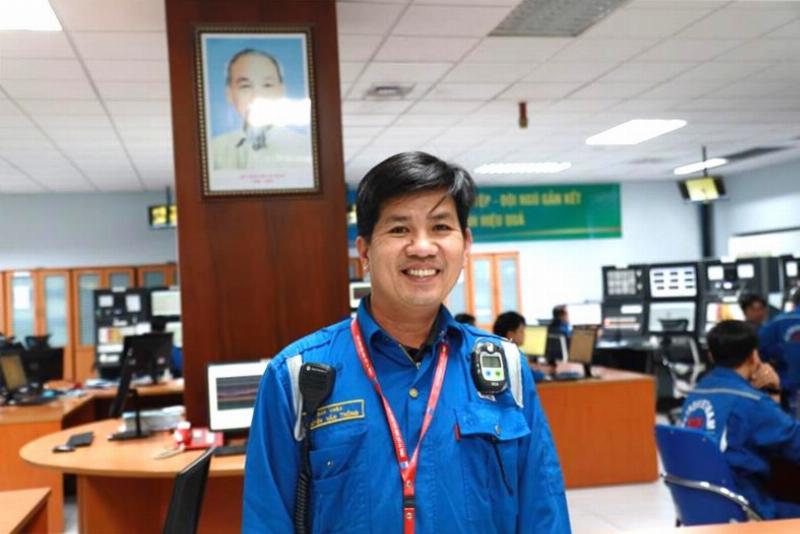 Hình ảnh minh họa một kỹ sư đang kiểm tra chi tiết máy hình tròn trong nhà máy