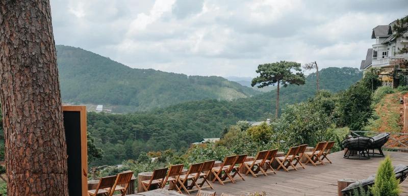 Hình ảnh minh họa một tách cà phê nóng hổi đặt bên cạnh một cuốn sách đang mở trên bàn vào buổi sáng, thể hiện sự tĩnh lặng và khởi đầu ngày mới thư thái.