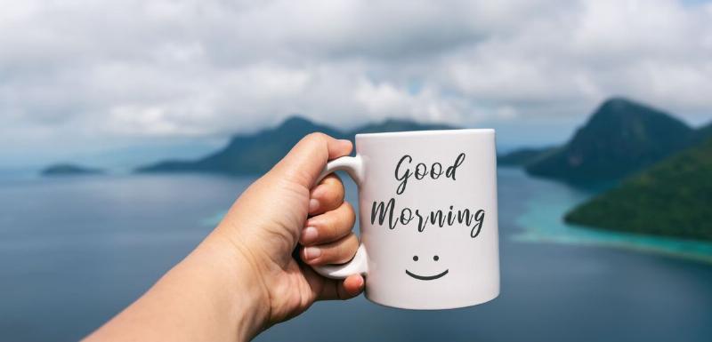 Hình ảnh minh họa tin nhắn chúc ngày mới trên điện thoại di động với biểu tượng mặt trời và lời chúc thân thiện.