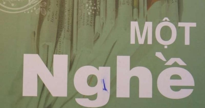 Hình ảnh chân dung chuyên nghiệp của một người đàn ông trung niên trông uyên bác, có thể là Ông Trần Minh Quang, chuyên gia ngôn ngữ giả định.
