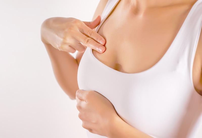 Hình ảnh minh họa so sánh đặc điểm của cục u vú lành tính và ác tính (ví dụ: di động vs. cố định, đường viền rõ vs. mờ).