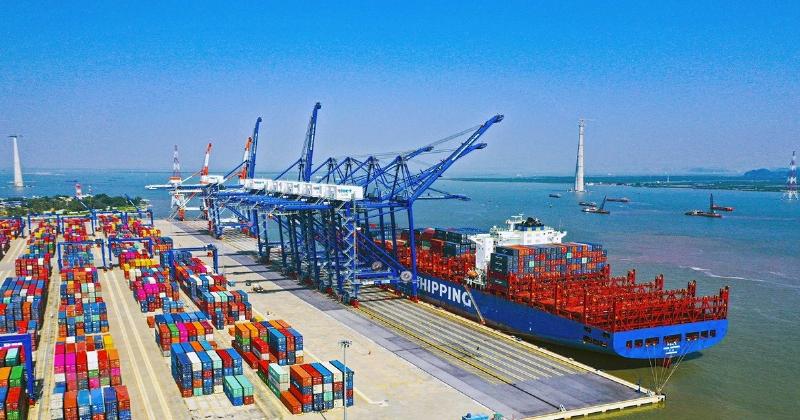 Hình minh họa điểm chuyển giao rủi ro trong điều khoản CIF, làm rõ thời điểm và địa điểm rủi ro chuyển từ người bán sang người mua (trên boong tàu tại cảng đi)