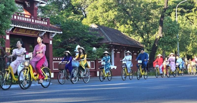 Biểu đồ hoặc hình ảnh minh họa hành trình khám phá các loại thể thơ qua các giai đoạn cuộc đời hoặc lịch sử, từ truyền thống đến hiện đại.