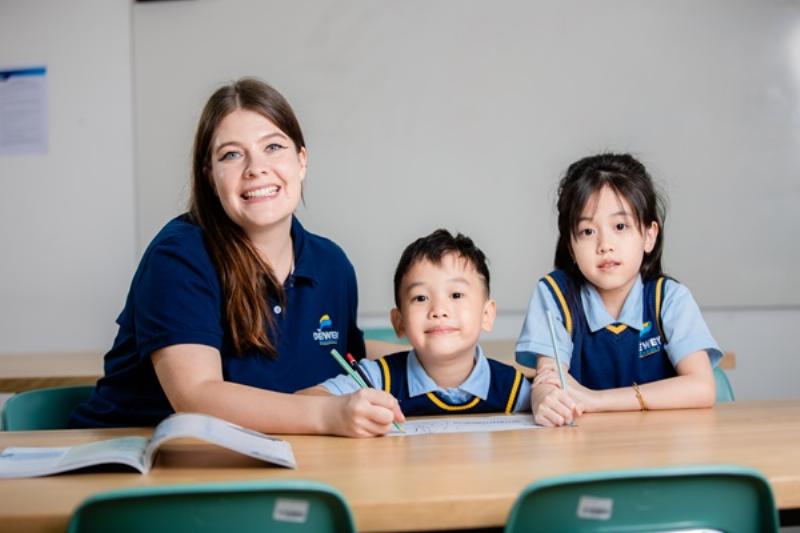 Một hình vuông và một hình chữ nhật được vẽ cạnh nhau để so sánh trực quan, làm nổi bật sự khác biệt về độ dài cạnh.