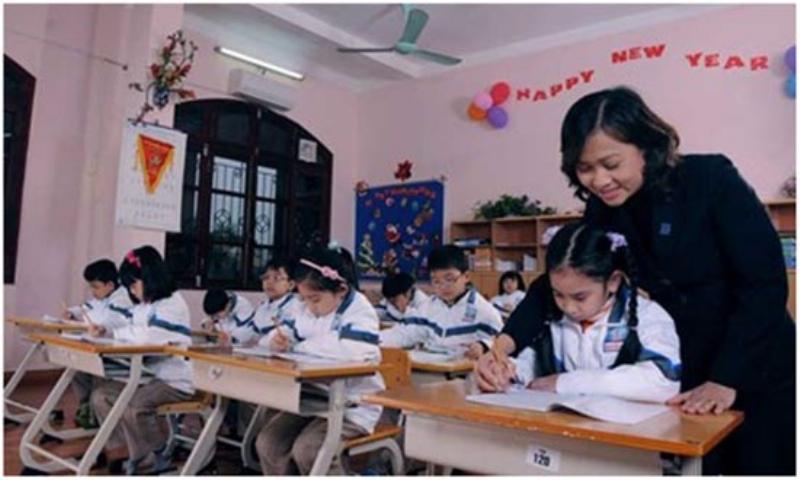 Một nhóm học sinh lớp 6 đang hào hứng thực hiện một thí nghiệm khoa học đơn giản trong lớp học, xung quanh là dụng cụ và sách vở về khoa học tự nhiên lớp 6.