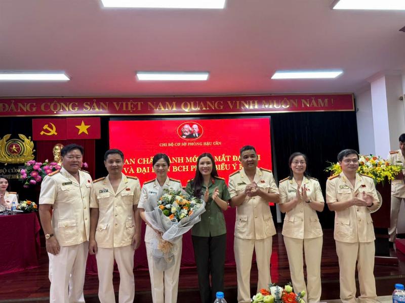 Cán bộ công an quản lý xuất nhập cảnh làm việc