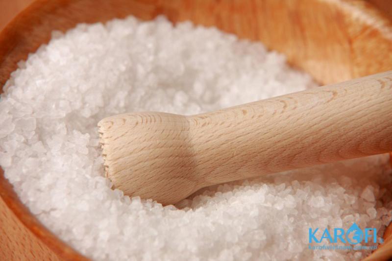 Đồ họa minh họa cách nguyên tử khối của Natri đóng góp vào phân tử khối hoặc khối lượng công thức của các hợp chất khác nhau (ví dụ: NaCl, Na₂SO₄)