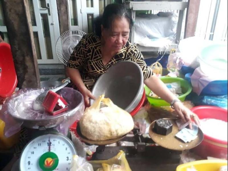 Hình ảnh minh họa một bình chứa 1 lít nước đặt trên cân, kim chỉ 1 kg (hoặc gần 1 kg).