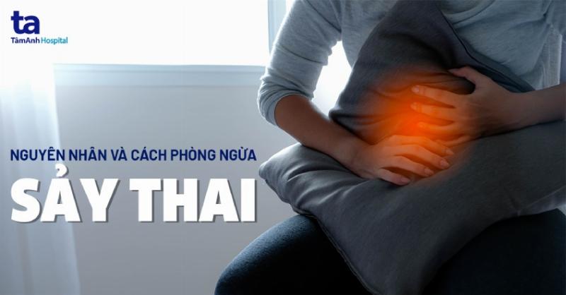 Hình ảnh minh họa một bác sĩ sản phụ khoa đang tư vấn cho bệnh nhân về thai kỳ, có thể có hình ảnh siêu âm thai nhỏ ở background.