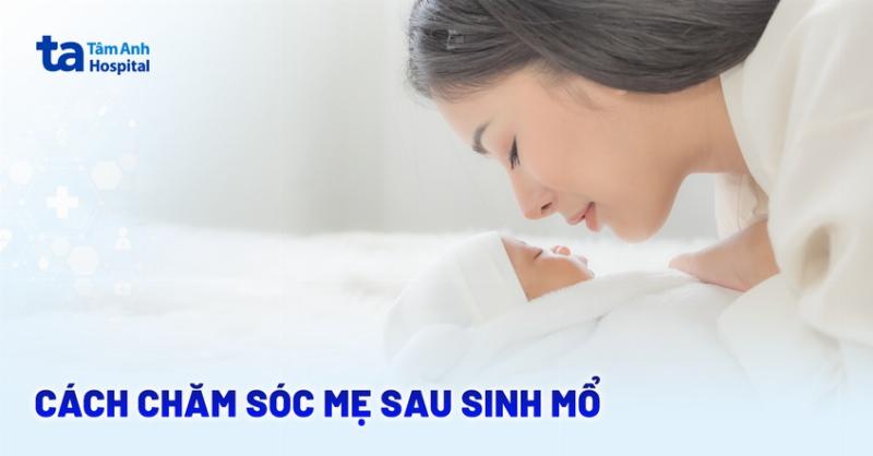 Hình ảnh mẹ và em bé khỏe mạnh sau sinh mổ, thể hiện sự phục hồi tốt nhờ chăm sóc đúng cách