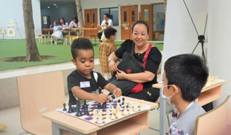 Hình ảnh minh họa bố mẹ đang tương tác với con bằng nhiều cách khác nhau: đọc sách, chơi đồ chơi, nói chuyện, thể hiện các phương pháp khoa học hỗ trợ phát triển ngôn ngữ