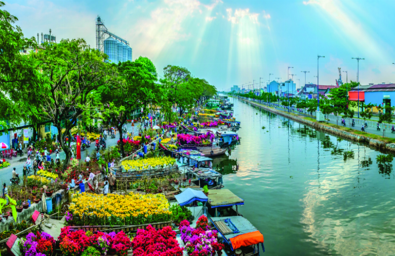 Hình ảnh minh họa các yếu tố văn hóa Việt Nam liên quan đến trẻ nhỏ và gia đình, như cảnh gia đình sum vầy, các trò chơi dân gian đơn giản, hoặc hình ảnh truyền thống về trẻ em
