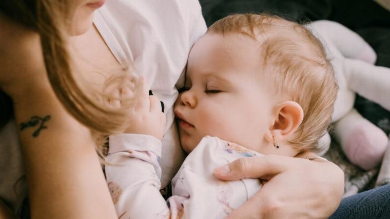Có nên đánh thức trẻ 2 tháng tuổi ngủ xuyên đêm không bú để cho bé bú?