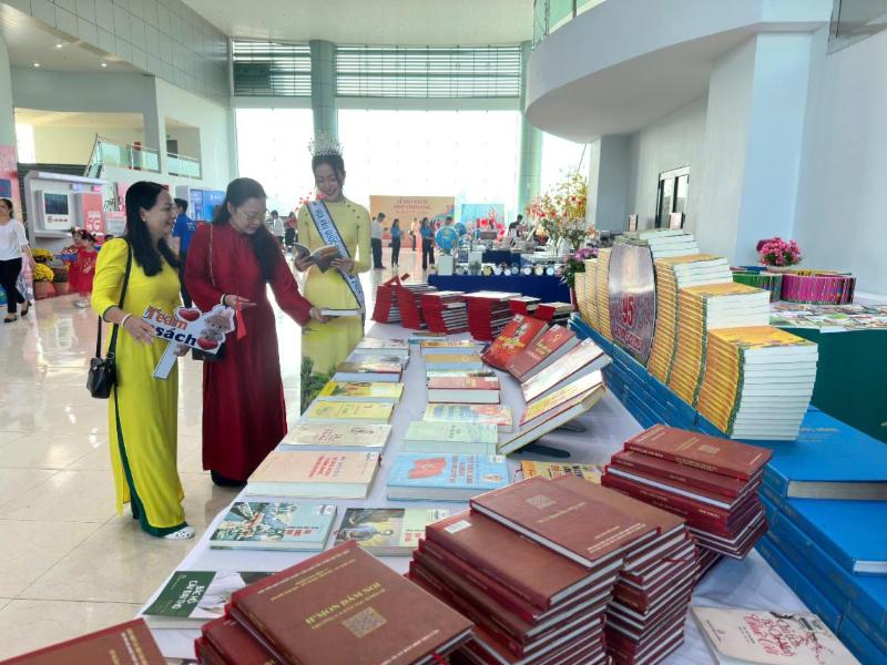 Một nhóm bạn trẻ đang trò chuyện, một người mỉm cười và nói một câu tục ngữ, cho thấy sự tiếp nối và ứng dụng của ca dao tục ngữ trong đời sống hiện đại của giới trẻ.